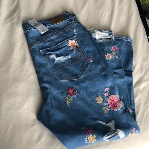 American Eagle Embroidered Mom Jean